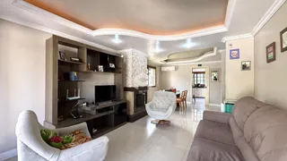 Sala de estar com decoração moderna e lareira em Lajeado.