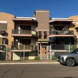 Fachada de um prédio residencial em Lajeado, Brasil, com varanda no andar superior.