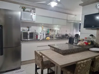 Foto de uma cozinha moderna com armários brancos e eletrodomésticos de aço inoxidável.
