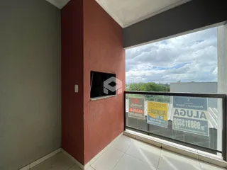 Vista de um canto interno de uma residência com parede vermelha.