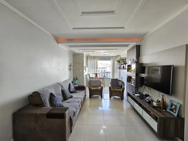 Sala de estar com sofá e decoração moderna em um apartamento.