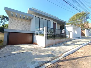 Fachada moderna de uma residência em Lajeado, Brasil.