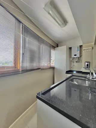 Vista interna de uma cozinha com janela e bancada em Lajeado, Brasil.