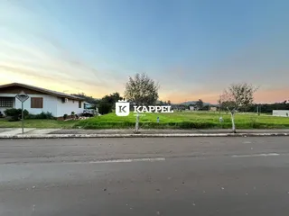 Vista externa de uma residência em Lajeado, Brasil, com área verde e estrada em primeiro plano.