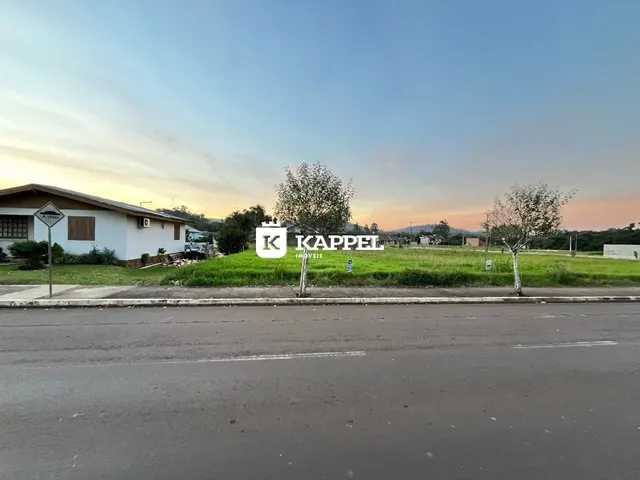 Vista externa de uma residência em Lajeado, Brasil, com área verde e estrada em primeiro plano.