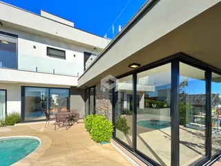 Vista da fachada de uma residência com piscina e área externa em Lajeado, Brasil.