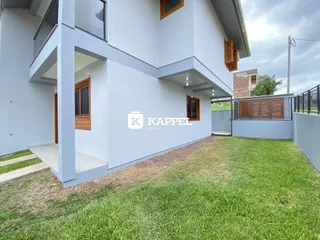 Foto da fachada de uma casa moderna com jardim em Lajeado, Brasil.