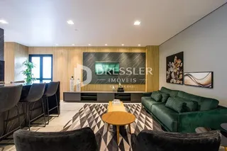 Sala de estar moderna com sofá e piso de madeira clara.