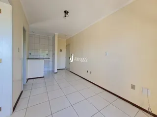 Corredor interno de uma residência com piso de cerâmica clara.