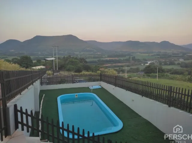Foto de uma piscina externa com vista para a paisagem rural.