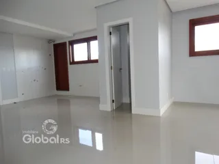 Foto de um ambiente interno com paredes brancas e piso claro.