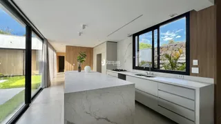 Vista da cozinha moderna com grandes janelas de vidro em Lajeado.