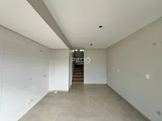 Corredor interno com piso de cerâmica claro.