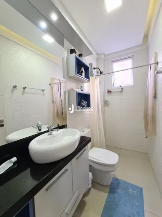 Foto de um banheiro interno com pia e vaso sanitário.