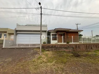 Vista da fachada de uma residência em Lajeado, Brasil, com cerca e portão.