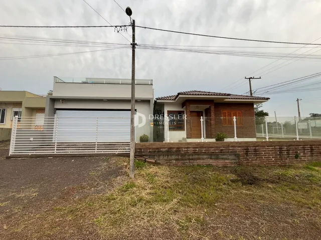 Vista da fachada de uma residência em Lajeado, Brasil, com cerca e portão.