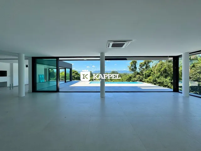 Ambiente amplo com vista para piscina e paisagem verde.
