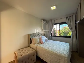 Quarto com cama e janela em um imóvel no Brasil.