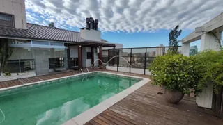 Foto de uma piscina externa com deck de madeira em uma residência em Lajeado.
