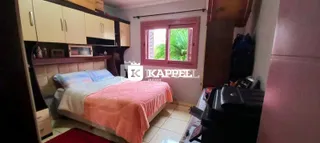 Foto de um quarto com cama e janela em um imóvel.
