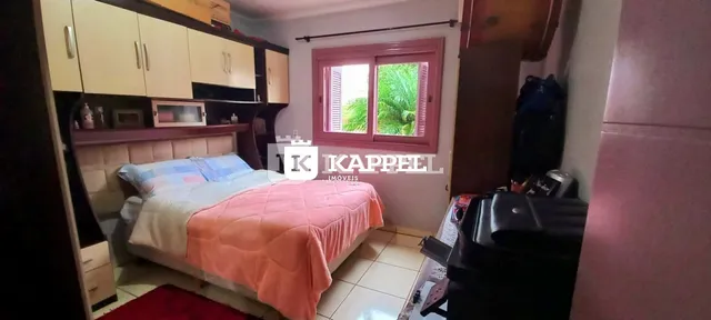 Foto de um quarto com cama e janela em um imóvel.