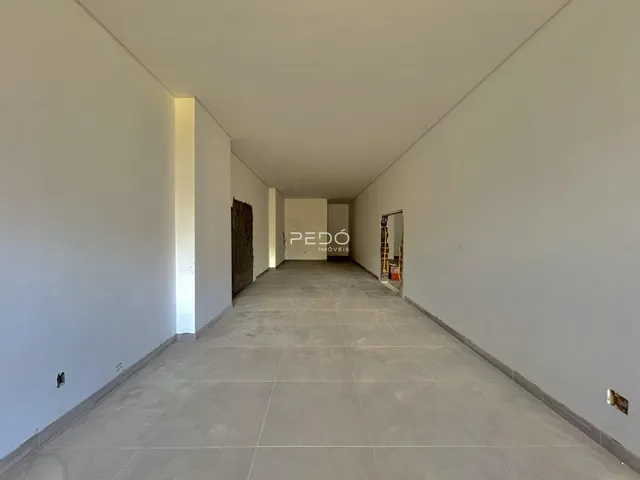 Corredor interno de uma residência.