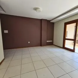 Foto de um ambiente interno com piso de cerâmica clara e paredes em tom marrom.