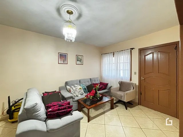 Sala de estar com sofá e decoração em um imóvel no Brasil.