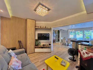 Sala de estar com sofá e decoração moderna em um imóvel no Brasil.