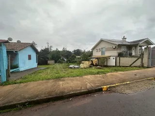 Fachada de uma residência em Lajeado, Brasil, com paisagismo frontal.