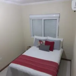 Foto de um quarto com cama e roupa de cama branca.