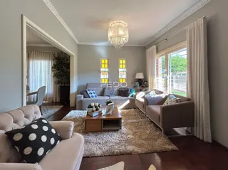 Sala de estar com sofá e poltronas em ambiente claro.