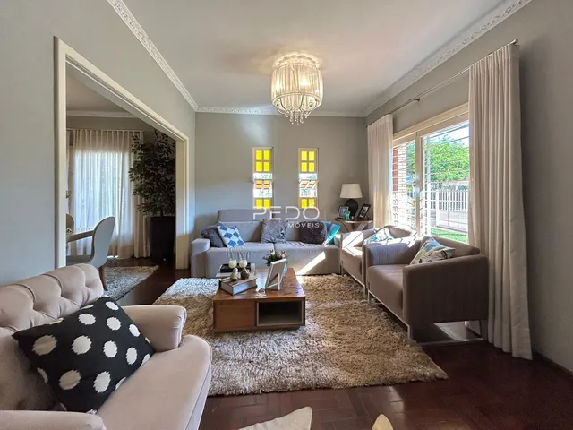 Sala de estar com sofá e poltronas em ambiente claro.