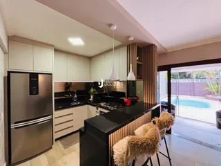 Cozinha moderna com vista para a área externa e piscina.