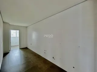 Hall da casa em Lajeado com paredes brancas e piso de cerâmica.
