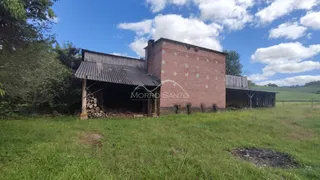 Fachada de um imóvel de tijolos em uma área gramada.