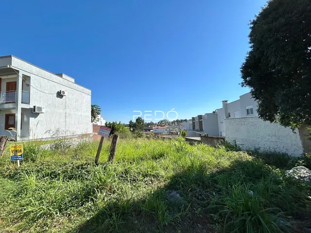 Fachada de uma residência em Lajeado, Brasil, com vegetação no primeiro plano.