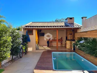 Fachada de uma casa com piscina e deck em Lajeado, Brasil.
