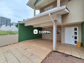 Fachada de uma residência em Lajeado, Brasil, mostrando a área externa com piso de cerâmica.