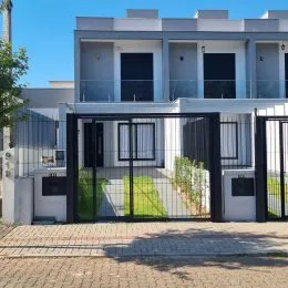 Fachada de uma residência moderna com portão de metal em Lajeado, Brasil.
