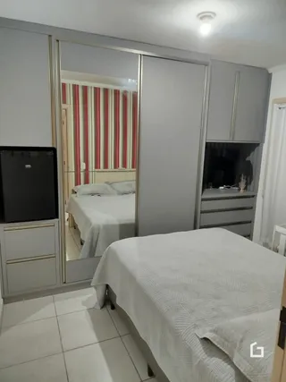 Quarto com cama e armários em um imóvel.