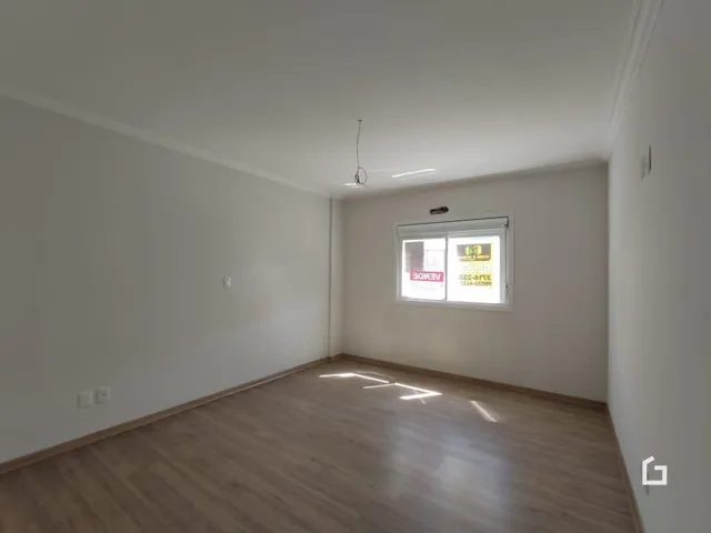 Imagem de um cômodo interno com piso de madeira clara.