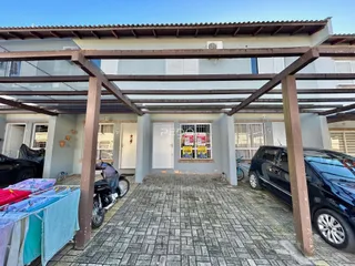 Fachada de uma casa em Lajeado, Brasil, com estrutura de madeira e telhado.