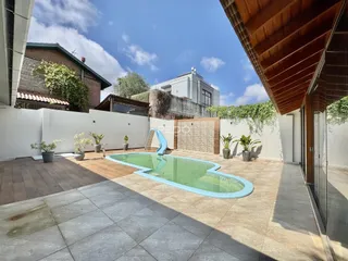 Foto de uma área externa com piscina e pátio em Lajeado.