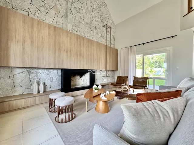 Sala de estar moderna com lareira e decoração contemporânea.