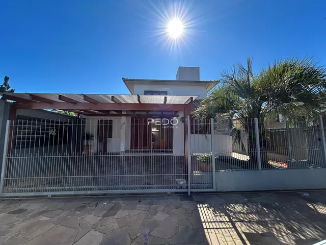 Fachada de uma residência em Lajeado, Brasil, com portão de ferro.
