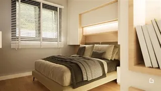 Quarto com janela e cama de madeira.