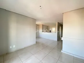 Hall de uma propriedade em Lajeado, Brasil com piso de cerâmica claro.