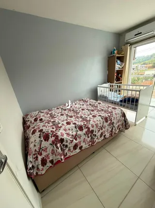 Quarto com cama e janela em um imóvel no Brasil.