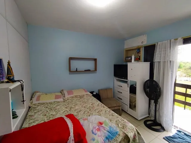 Quarto com cama e paredes azuis